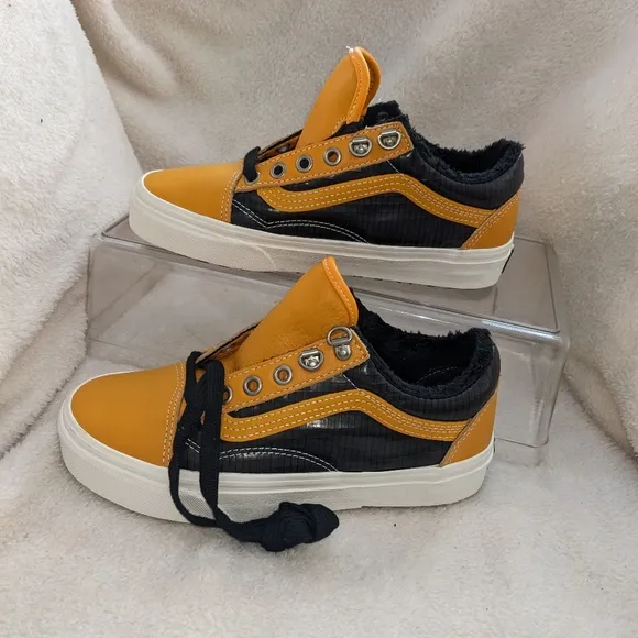 NWOB Boys Vans Old Skool Mte Leather Faux Fur Low Top Sneaker| sz 3.5