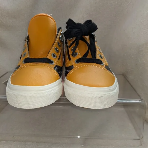 NWOB Boys Vans Old Skool Mte Leather Faux Fur Low Top Sneaker| sz 3.5