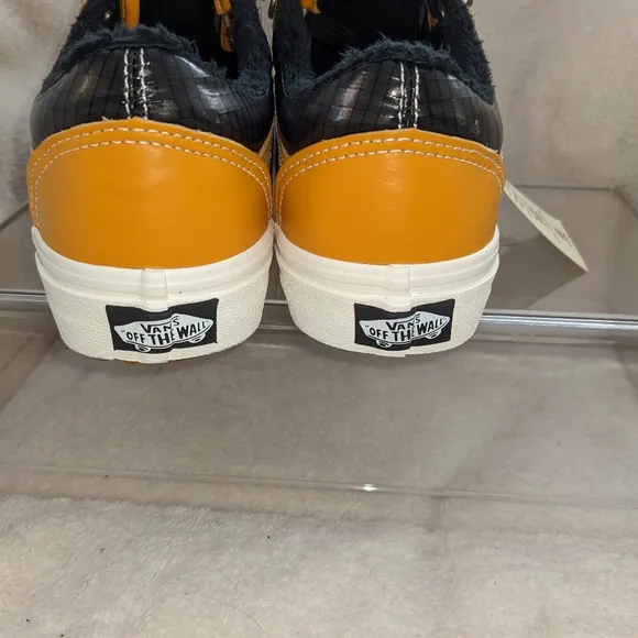 NWOB Boys Vans Old Skool Mte Leather Faux Fur Low Top Sneaker| sz 3.5