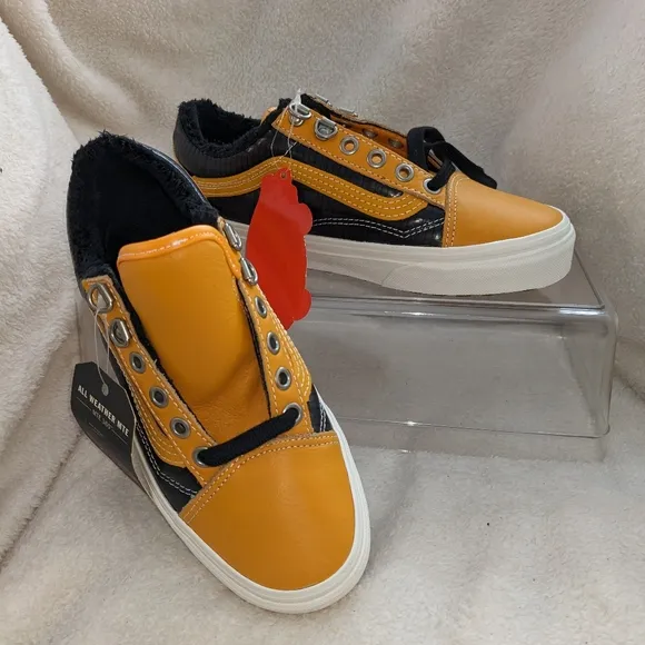 NWOB Boys Vans Old Skool Mte Leather Faux Fur Low Top Sneaker| sz 3.5